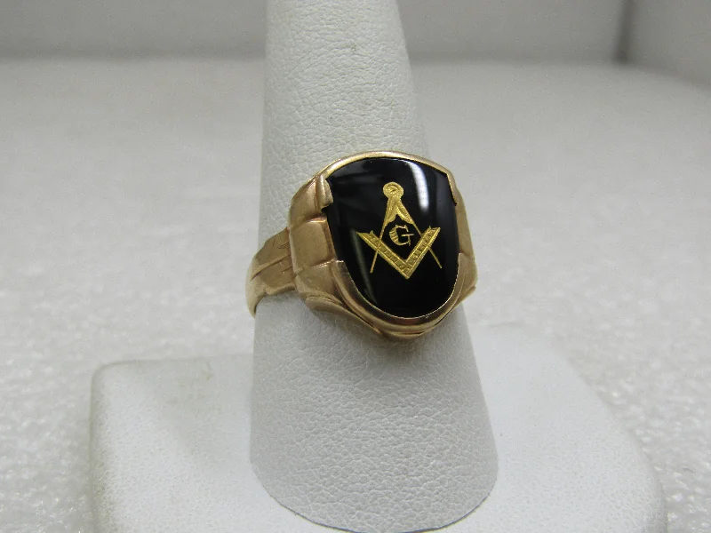 10kt Onyx Masonic Ring, Signed, Sz. 10.25 . Signed Remembrant.