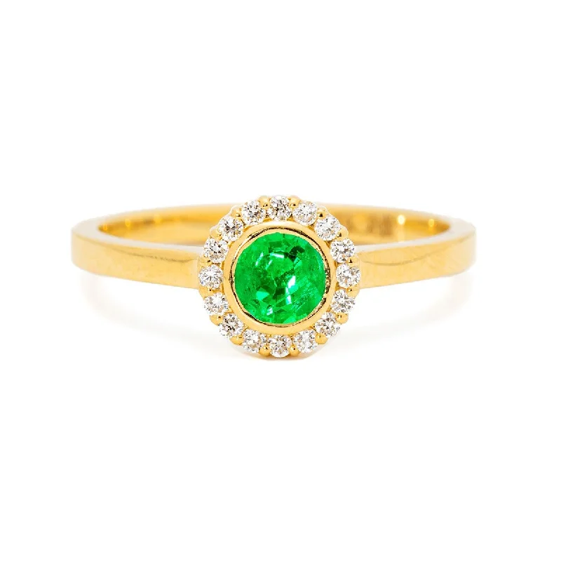 Charming Emerald Diamond Ring